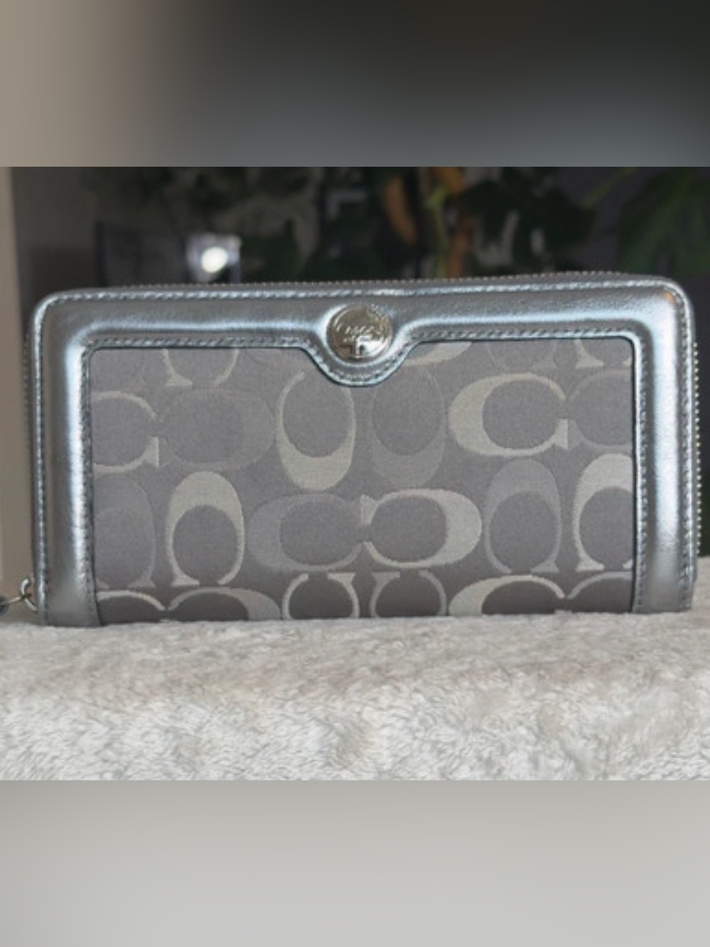 COACH 👛 EUC Penelope Full Zip Wallet Gray Signature Canvas and Metallic Silver